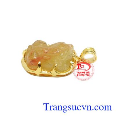 Thạch anh tóc thiên nhiên mang đến cho người dùng sự mang mắn, thăng tiến trong công việc.