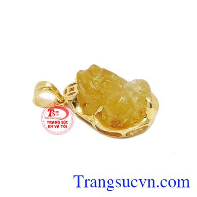 Mặt dây tỳ hưu thạch anh tóc thịnh vượng được chế tác đơn giản nhưng không kém phần tinh tế.