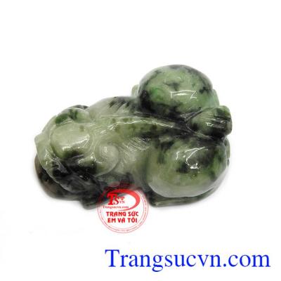 Tỳ hưu đẹp may mắn được chế tác từ ngọc cẩm thạch thiên nhiên