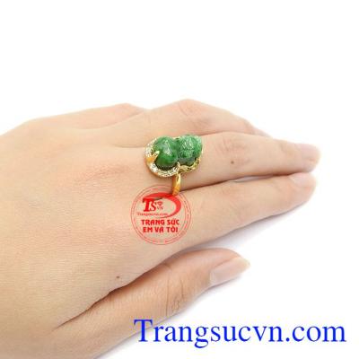 Nhẫn tỳ hưu cẩm thạch thiên nhiên mang đến cho người đeo sự bình an và may mắn.