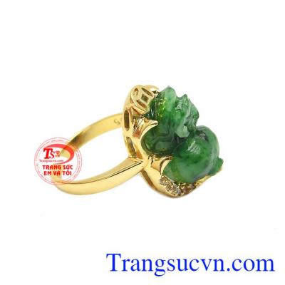 Sản phẩm kết hợp cùng vàng 14k bền đẹp, sáng bóng.