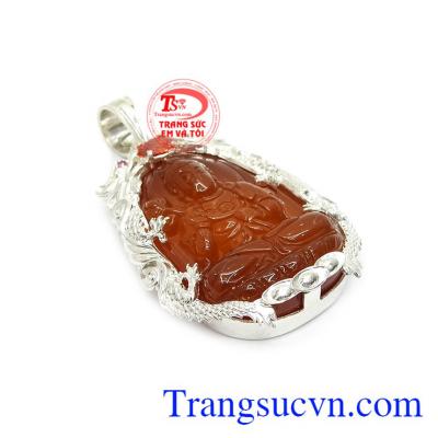 Mặt dây mã não bọc bạc được chế tác tinh tế, độc đáo và sáng tạo. 