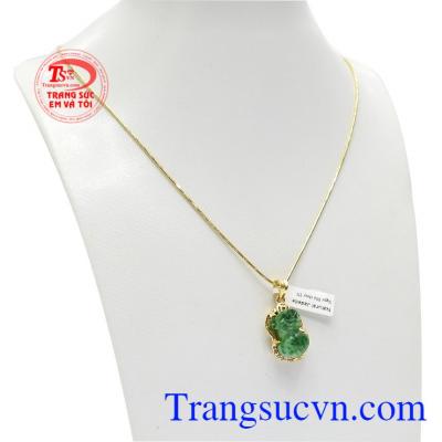 Bộ trang sức tỳ hưu cẩm thạch xanh ngọc là sự kết hợp từ mặt dây và dây chuyền vàng.