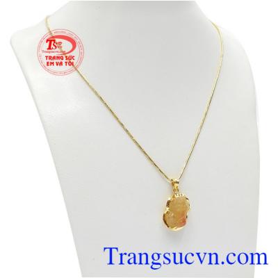 Bộ trang sức tỳ hưu thạch anh tóc thiên nhiên là sự kết hợp từ mặt dây và dây chuyền vàng.