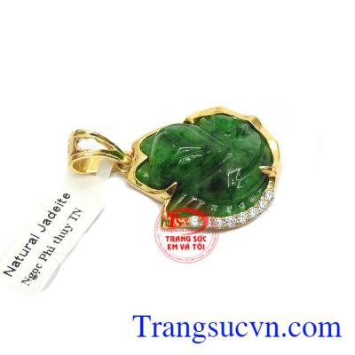 Mặt dây hồ ly vàng kiêu sa là sản phẩm được chế tác từ ngọc cẩm thạch thiên nhiên được bọc vàng 14k