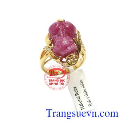 Sản phẩm được chế tác từ đá ruby thiên nhiên mang đến vẻ đẹp sang trọng cho người đeo