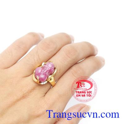 hẫn ruby tỳ hưu công danh được chế tác hình tỳ hưu bọc vàng 14k sang trọng