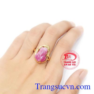 Nhẫn vàng màu tinh tế gắn tỳ hưu đá