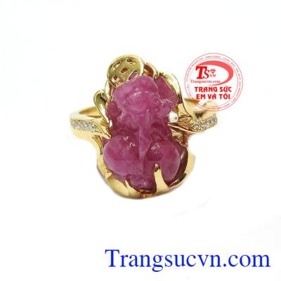Nhẫn ruby tỳ hưu ngậm tiền là sản phẩm đá ruby đẹp, có giấy kiểm định đá thiên nhiên
