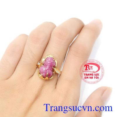 Nhẫn ruby tỳ hưu ngậm tiền bọc vàng 14k sang trọng