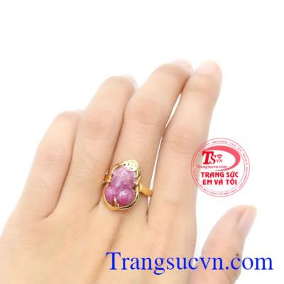 Nhẫn vàng màu tinh tế gắn tỳ hưu đá