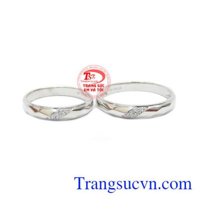 Nhẫn cưới vàng trắng thủy chung được chế tác từ vàng 10k và nhập khẩu từ Hàn Quốc. 