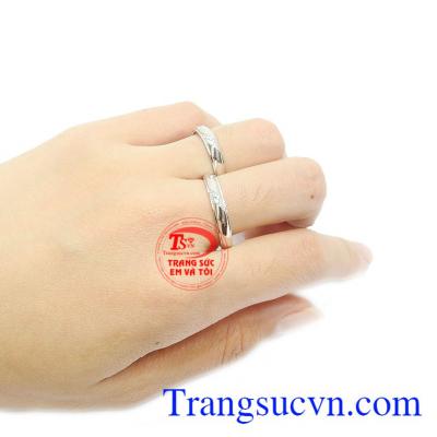 Sản phẩm đẹp, gắn đá Cz lấp lánh tạo điểm nhấn.