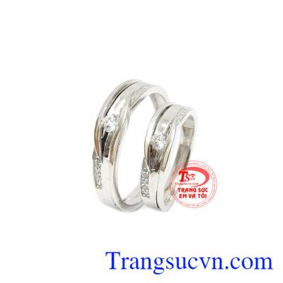 Đôi nhẫn cưới kết hợp cùng đá Cz tạo điểm nhấn cho sản phẩm.