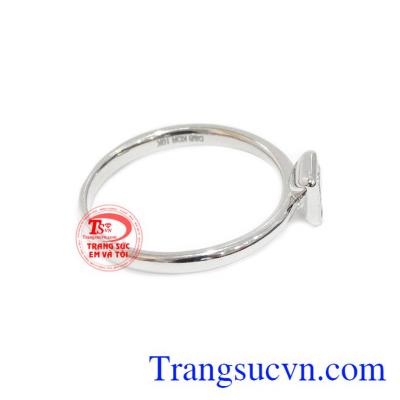 Nhẫn nữ vàng trắng kiêu sa được nhập khẩu từ Hàn Quốc.