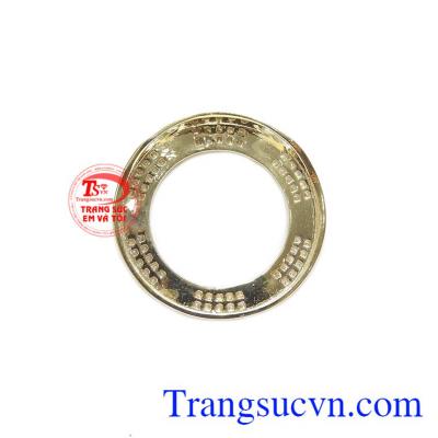 Mặt dây độc đáo giúp bạn gái tự tin khoe cá tính. Mặt dây tròn mới lạ