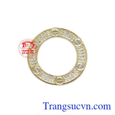 Mặt dây tròn mới lạ được chế tác từ vàng 10k kết hợp cùng đá Cz tạo điểm nhấn cho sản phẩm.