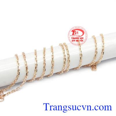 Dây chuyền nhỏ gọn, dễ dàng kết hợp cùng nhiều trang phục.