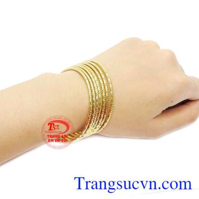 Vòng tuần vàng dễ dàng kết hợp cùng nhiều trang phục khác nhau.