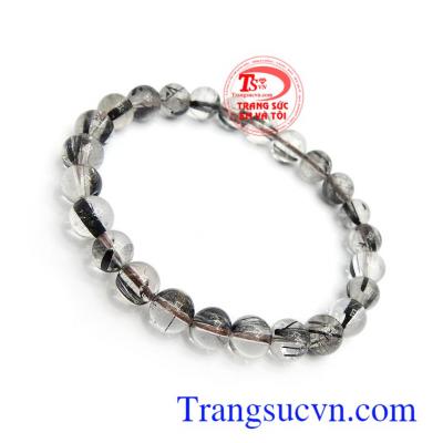 Chuỗi thạch anh tóc đen tài lộc 7 ly chứa các hạt tròn không màu, nhiều bao thể hình kim, que màu đen hợp phong thủy, mang lại sự tài lộc, thuận lợi và may mắn trong cuộc sống và công việc