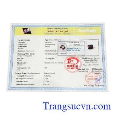 Sản phẩm có màu tím hồng sẫm, kiểu chế tác chữ nhật cắt góc sang trọng. 