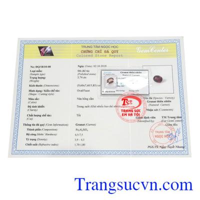 Viên đá granet có màu nâu hồng sẫm, thích hợp làm mặt dây hoặc mặt nhẫn vàng.