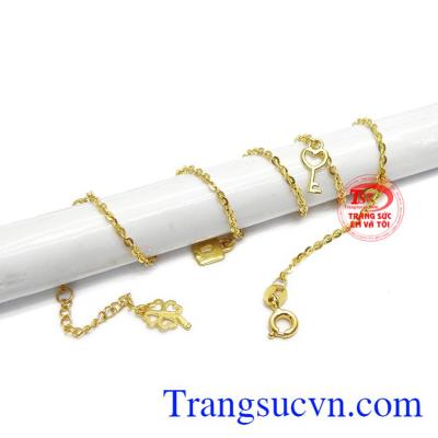 Lắc chân được chế tác từ vàng 10k, bền đẹp, sáng bóng. 