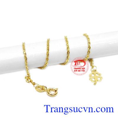 Lắc tay may mắn được chế tác từ vàng 10k sáng bóng, bền đẹp.
