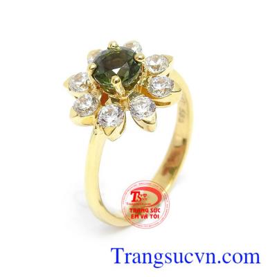 Nhẫn nữ Sapphire may mắn 14k với mặt nhẫn gắn Sapphire trong phong thủy là viên đá của tình yêu, hôn nhân bền vững, sự giàu có và lòng chung thủy