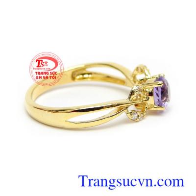 Nhẫn nữ thạch anh tím hạnh phúc trong phong thủy thạch anh tím có tác dụng như lá bùa hộ mệnh, mang may mắn, bình an và hạnh phúc cho người đeo