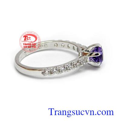 Nhẫn nữ Thạch anh tím thủy chung, đá thạch anh tím có tác dụng giúp tránh khỏi ma quỷ, mang tới bình an, hạnh phúc, màu tím còn tượng trưng cho lòng thủy chung của mỗi người