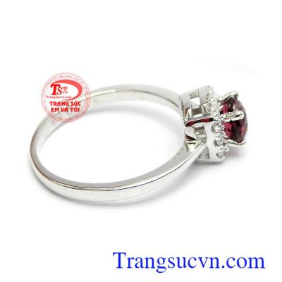 Đá Granet là biểu tượng của sự may mắn, quyền lực, niềm tin, tình bạn và sự thật, đem lại bình yên, hạnh phúc cho chủ nhân