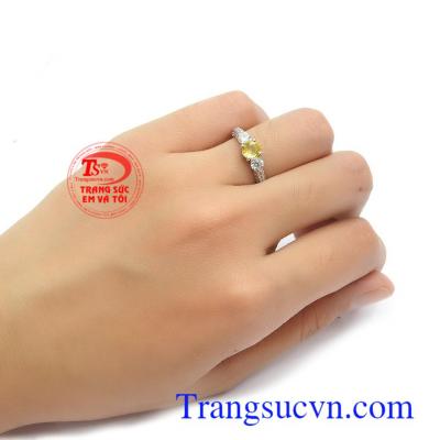 Nhẫn nữ Sapphire vàng tài lộc phù hợp làm quà tặng cho phái đẹp những dịp ý nghĩa