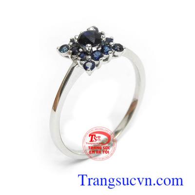 Sapphire thiên nhiên là biểu tượng của giàu sang, phú quý, sung túc, loại bỏ suy nghĩ tiêu cực, đem lại trí tuệ và tri thức