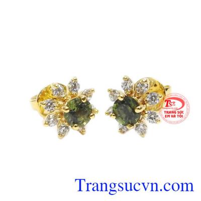 Sản phẩm kết hợp từ vàng màu 14k bền đẹp và đá Sapphire thiên nhiên. 