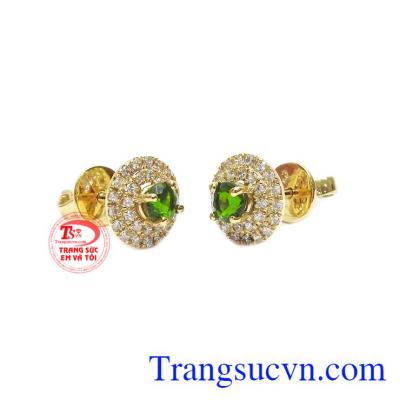Hoa tai Diopside bình an được chế tác từ vàng 14k sáng bóng, bền đẹp.