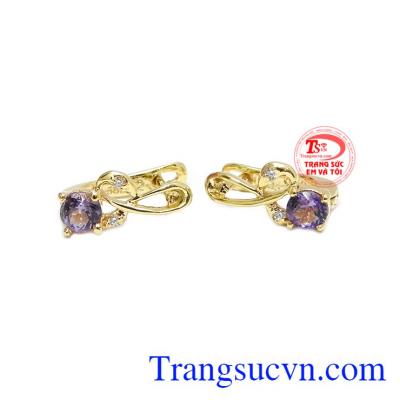 Hoa tai thạch anh tím hạnh phúc được chế tác từ vàng 14k và thạch anh tím thiên nhiên.