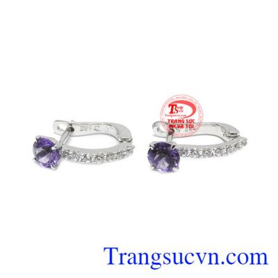 Hoa tai thạch anh tím thủy chung là sự kết hợp hoàn hảo từ thạch anh tím và vàng trắng 14k.