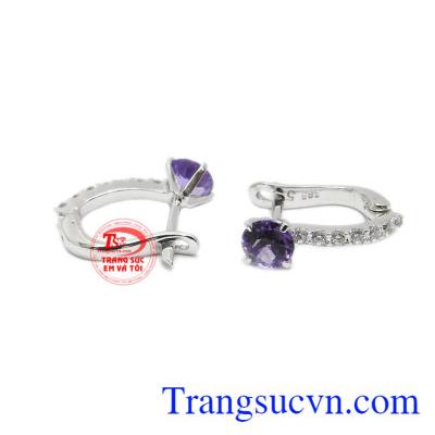 Đôi hoa tai thích hợp với nhiều kiểu trang phục.