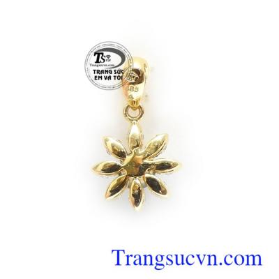 Sapphire còn được coi là viên đá của mùa cưới, mùa hy vọng và tình yêu. Mặt dây Sapphire xinh xắn