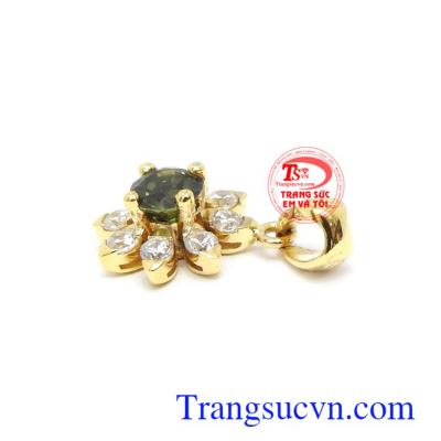 Sapphire thiên nhiên là biểu tượng cho sự giàu sang, thịnh vượng, tình yêu và long thủy chung. Mặt dây Sapphire xinh xắn