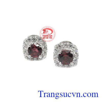 Đôi hoa tai nhỏ gọn, thích hợp với nhiều kiểu trang phục.