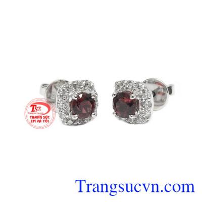 Hoa tai granat quyền lực được chế tác từ vàng trắng và đá granet.
