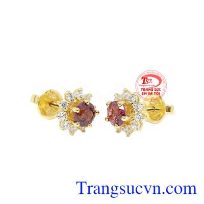 Hoa tai granat tài lộc 14k được chế tác từ vàng màu 14k và đá granet.
