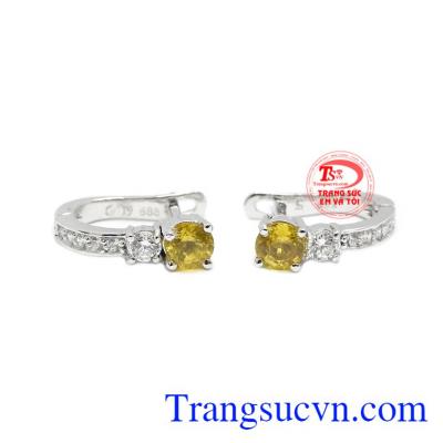 Hoa tai Sapphire vàng tài lộc được thiết kế vô cùng nhỏ gọn và sáng tạo.
