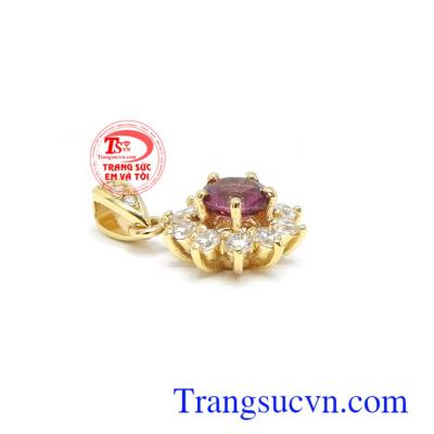Granat thiên nhiên có sắc đỏ mang ý nghĩa của sự may mắn, tình bạn gắn kết và quyền lực. Mặt dây chuyền Granat thời trang