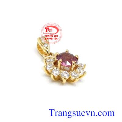 Mặt dây tinh xảo phù hợp nhiều loại dây chuyền khác nhau. Mặt dây chuyền Granat thời trang