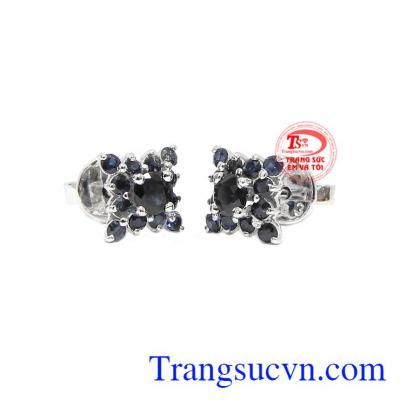 Hoa tai sapphire phú quý được chế tác từ vàng trắng 14k và đá sapphire thiên nhiên.