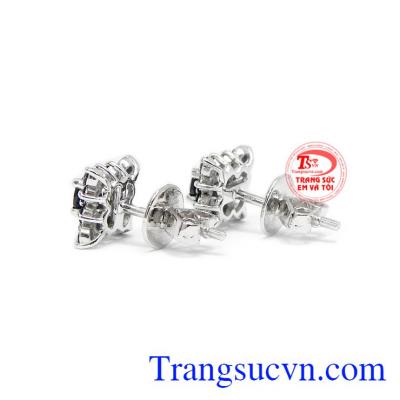 Đôi hoa tai nhỏ, tiện dụng thích hợp với nhiều kiểu trang phục.