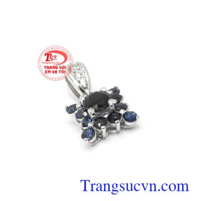 Mặt dây Sapphire may mắn với Sapphire đen là viên đá tượng trưng cho sức khỏe, quyền uy, thịnh vượng, hạnh phúc và lòng trung thành
